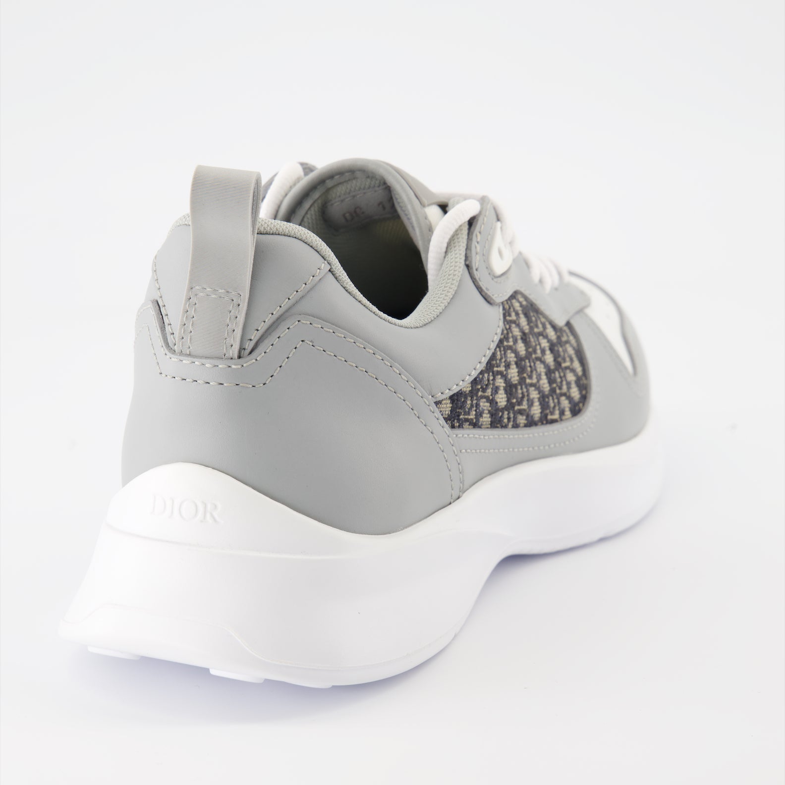 B25 sneakers