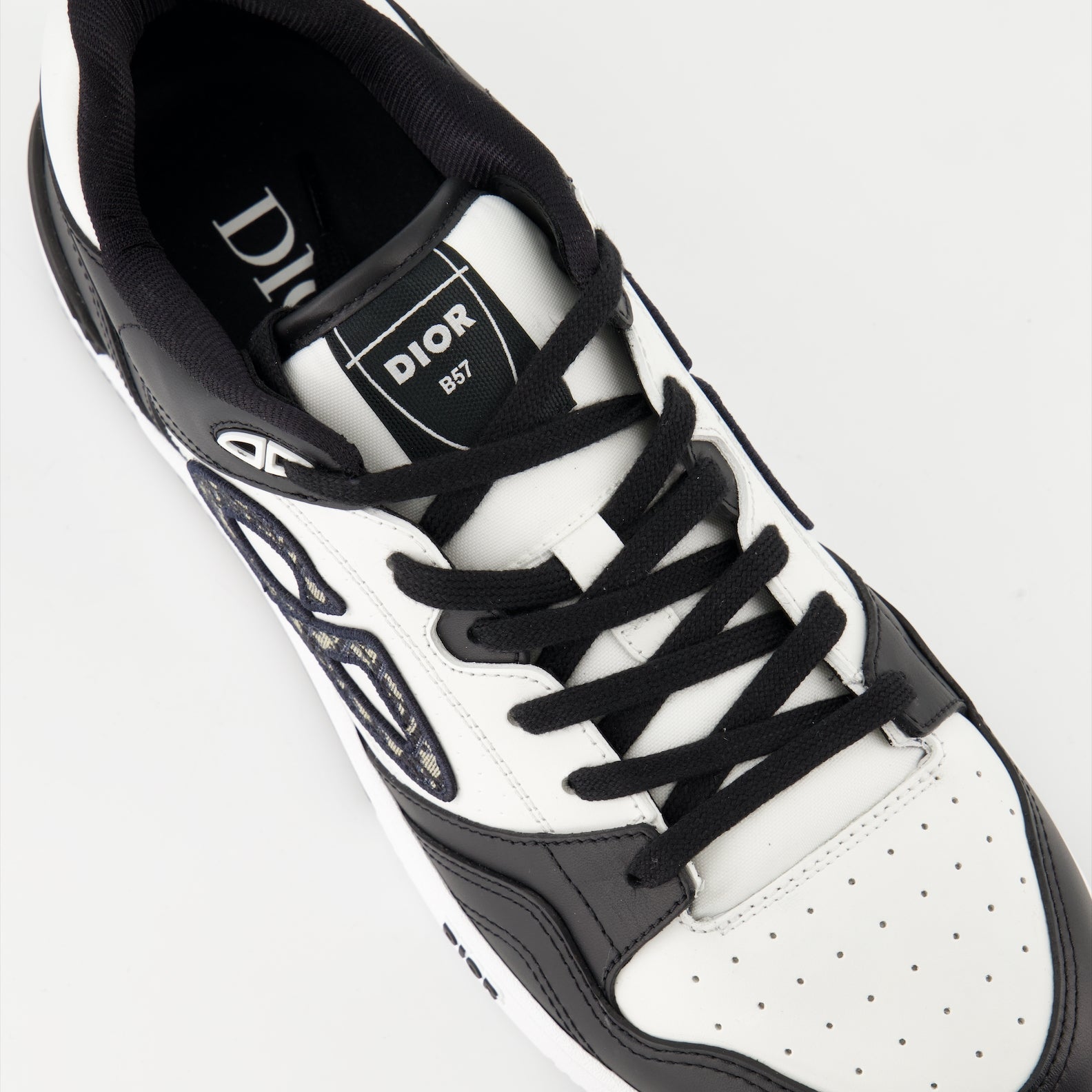 B57 Sneakers