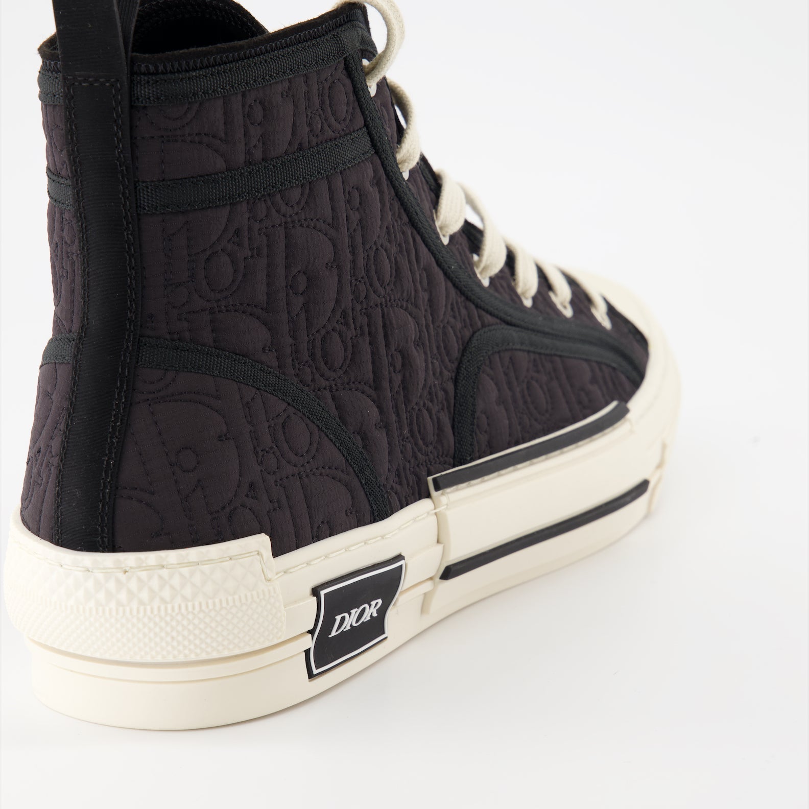 B23 sneakers